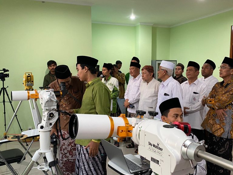 Rukyatul hilal jelang awal Ramadan 1444 H lalu di Gedung Serba Guna (GSG) TBS, dihadiri para kiai, pakar falak dan sejumlah tokoh di Kabupaten Kudus - fotoyayasan