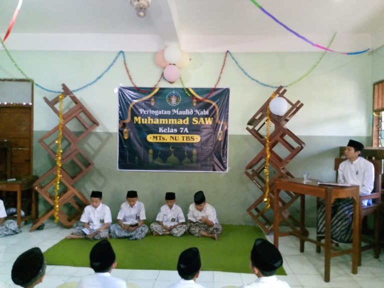 Ceria dan gembira, siswa kelas 7A melantunkan pembacaan simtudduror, dan menggemakan sholawat.