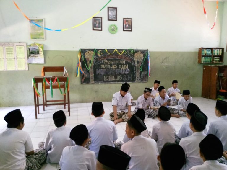Gema sholawat diiringi terbangan, siswa kelas 8H sangat senang dan gembira