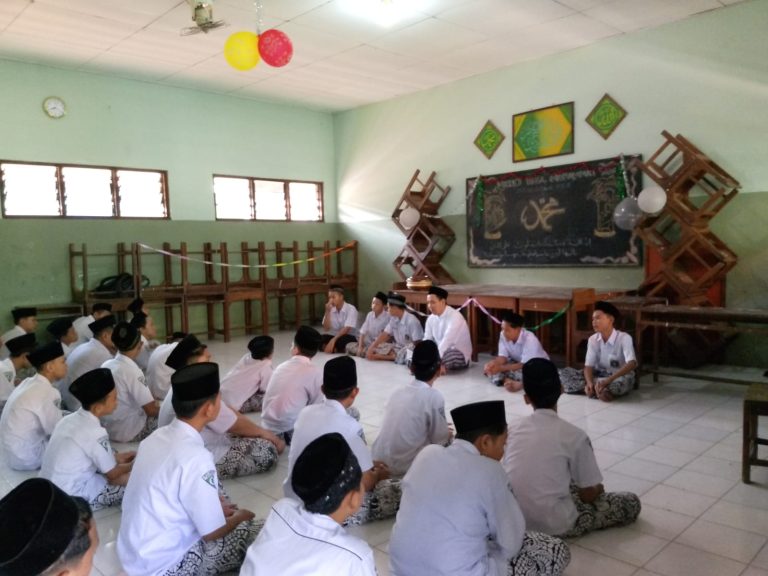 Didampingi wali kelas, siswa kelas 8I melantunkan sholawat, dengan penuh kegembiraan