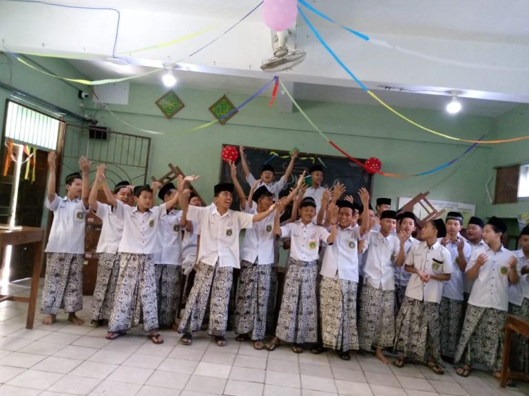 Saat mahallul qiyam, siswa kelas 9N terhanyut terbawa suasana kegembiraan melantunkan bacaan sholawat